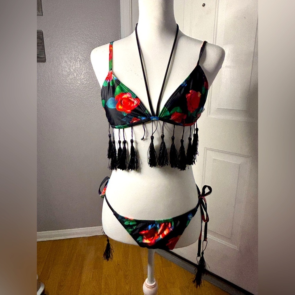 Wolf & Whistle Swim | NWT, flawed triangle bikini sz 6 | floral tapestry 2-piece